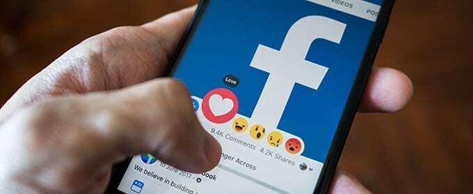 Auf einem Smartphone ist die Facebook-App geöffnet und man sieht das bekannte Facebook-Logo.
