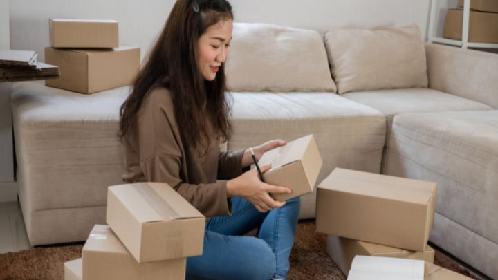 cw-returns-returning-order-unpacking-packages-online-shop-girl-happy-w720h405