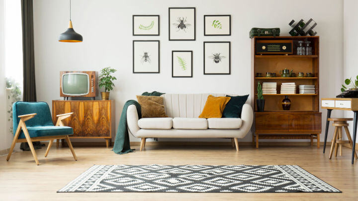 Woonkamer met schilderijen